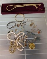 GROUP OF ASSORTED JEWELRY, COSTUME