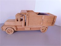 Camion de transport et baril, en bois; artisanal