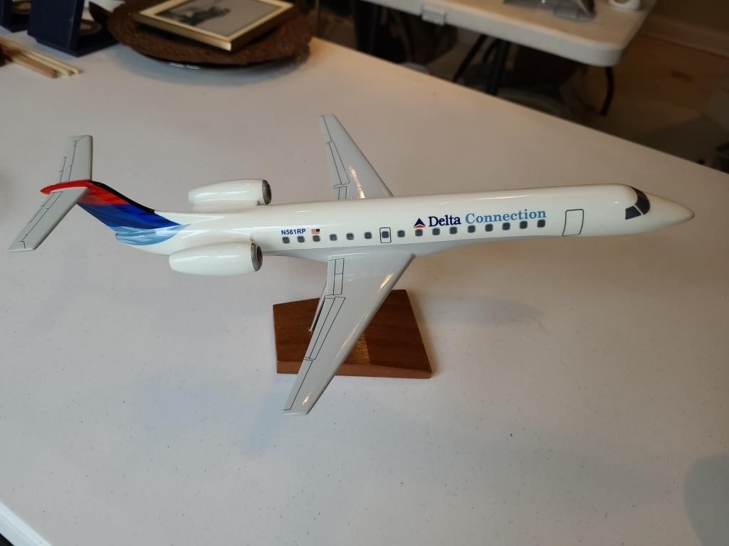 Delta Connection N561RP scale model Jet. Dining Ro