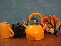 KETTLE & 4 MUGS WITH LEAF PLATE