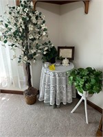 Home decor / Round table, 3 plastic plants, & misc