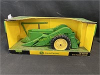 John Deere 60 tractor with picker sheller, die