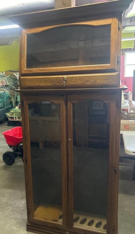 Oak Gun cabinet holds 10 shotguns/rifles