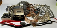 L - MIXED LOT OF COSTUME JEWELRY L19)