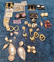 11 - LOT OF COSTUME JEWELRY EARRINGS (D6)