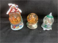 3 Musical Snow Globes,2 Working