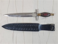 STAINLESS STEEL DAGGER KNIFE WITH LEATHER SHEATH..