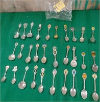 11 - LOT OF COLLETIBLE SPOONS (Y110)