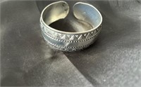 chunky triangular pattern bracelet