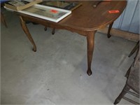 WOOD DINING TABLE W/ BOARDS