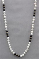 20" PEARL AND ONYX NECKLACE WITH 14K CLASP.