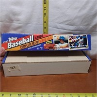 1993 FULL BOX OF BASEBALL CARDS