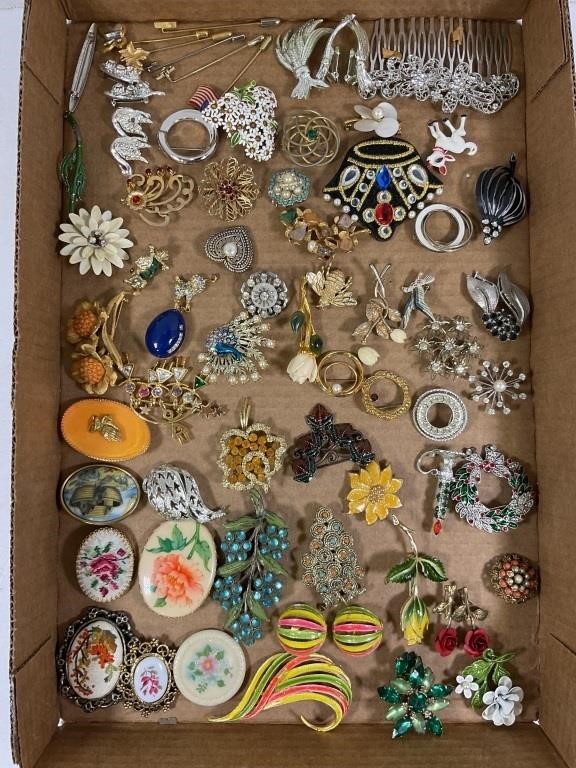 LARGE LOT OF VINTAGE BROOCHES