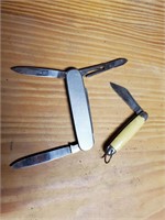2 small pocket knives