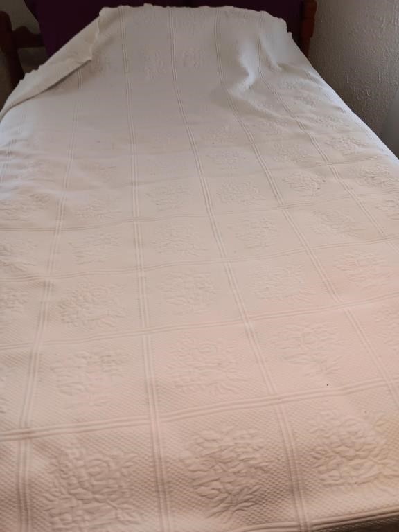Bedspread  white 82 x 77