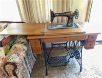 Vintage Singer Sewing Machine/Cabinet