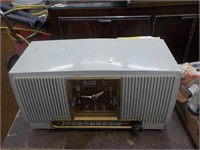 Vintage GE table top radio Model 552