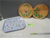 14 Metal trays and 2 wooden painted plates