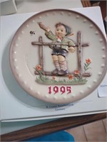 (1) 1995 M.J. Hùmmel Hand Painted Decorative