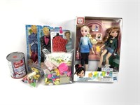 Vêtements et accesoires Barbie et Ken, 2 poupées