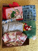 Box lot of 5 assorted aprons