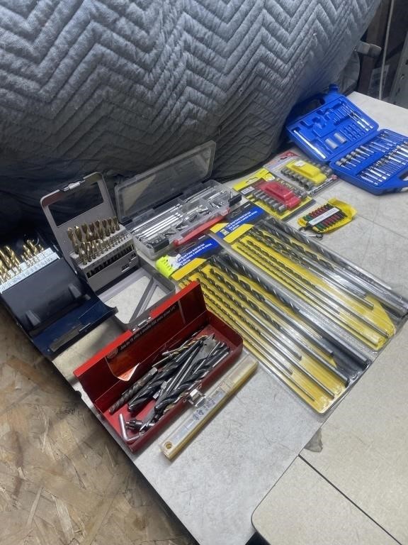 Quantity of drill bits, screwdriver bits,