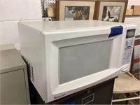 Magic Chef microwave-very clean