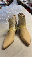 Universal thread boots, size 8