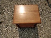 maple end table with drawer - 21x23x23"