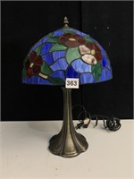 19" STAINED GLASS LAMP