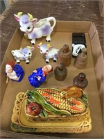 Various collectible kitchen items