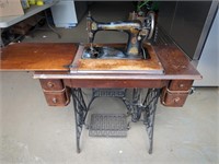 Singer Sewing Machine G8385765 with Contents