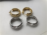 2  pairs of earrings