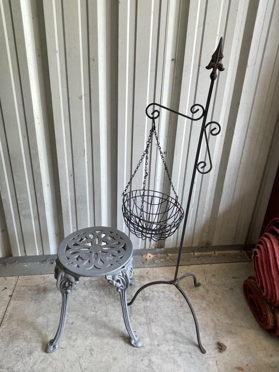 WROUGHT IRON PLANT HOLDER & STAND