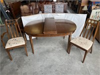 Dining room table w/ 3 leaves & 2 chairs