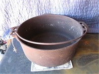 5 Quart cast iron Dutch oven bottom