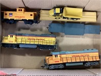 UP Railroad Engines 2) 866 & Train Cars, HO scale