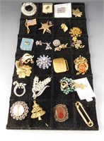 Lot # 4039 - Lot of mostly costume jewelry:
