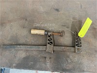 (1) WOOD HANDLE CLAMP