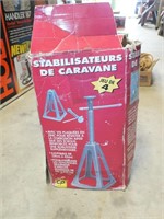 (4) STABILIZING TRAILER JACKS