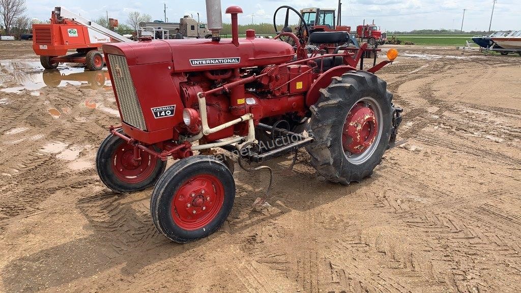 1976 Farmall 140 Tractor w/ Live Lift