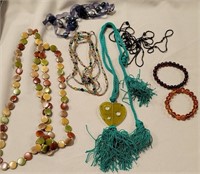 351 - MIXED LOT OF COSTUME JEWELRY (W56)