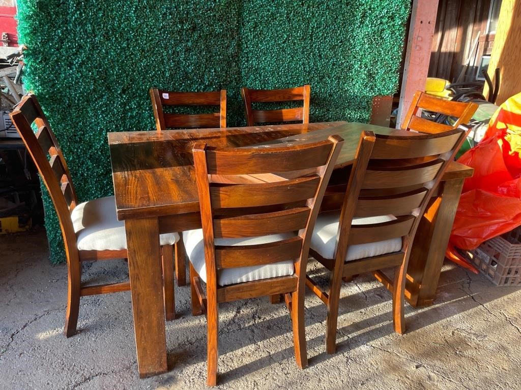 BEAUTIFUL dining table and 6 chairs