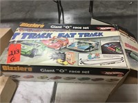 Sizzlers hot wheels giant "O" race track