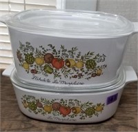 2 Pyrex covered casserole dishes, 8.5"
