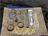 TRADITIONAL TO MOD JEWELRY LOT
