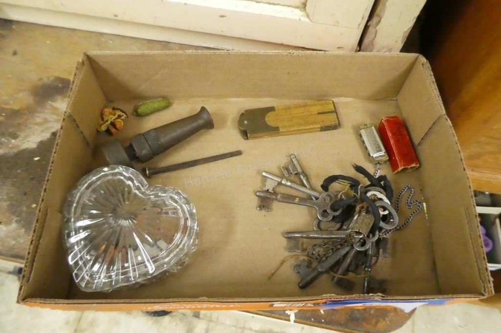 Vintage keys, nozzle, dish, pins and others