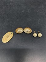 Lot with pair of mammoth ivory salmon cufflinks, i
