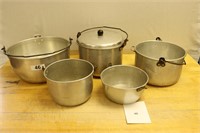 Cook pots with single handles