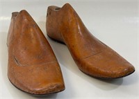 NEAT PAIR OF WOODEN SHOE FORMS - SIZE 7.5